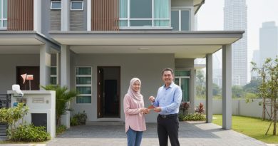 A Malaysian woman is happily receiving house keys from a landlord, securing a zero deposit house rental in Petaling Jaya